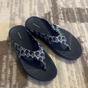AEROSOLES Navy and White Floral Strap Flip Flops